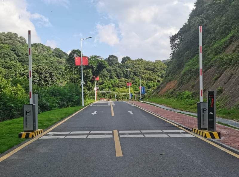 廣州油麻山森林公園停車場車輛識別收費系統調試完畢